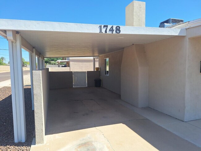 Building Photo - 1748 W Glenrosa Ave