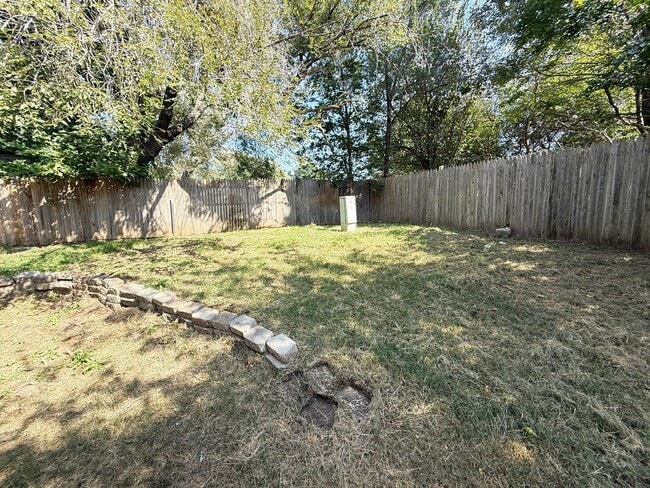 Building Photo - Vaulted Ceilings, Large Great Room! 3 bedr...