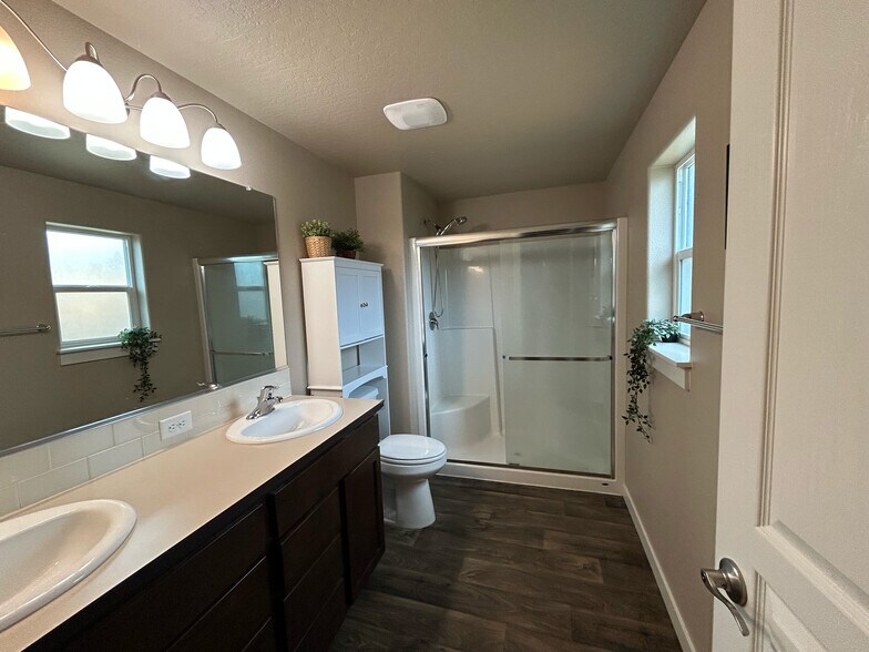 Primary Bedroom Bathroom - 511 Casting St SE