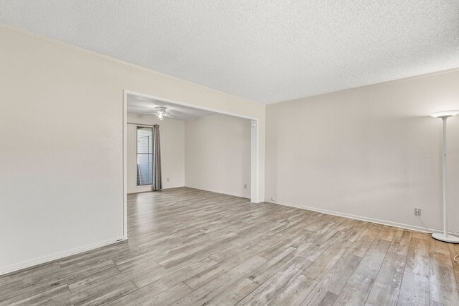 Building Photo - Townhouse with 3 bedrooms / 1.5 bathrooms / 2 assigned parking stalls