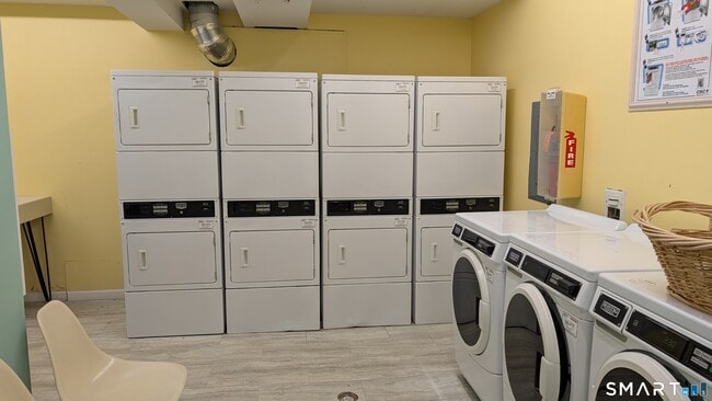 Building Photo - 839 Main St