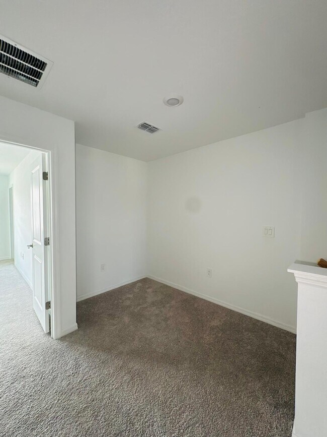 Building Photo - 2287 Portrait St