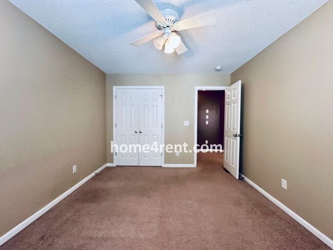 Building Photo - Four Bedroom Olathe Home in a Quiet Neighb...