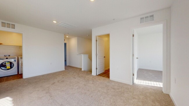 Building Photo - 4469 Buckingham Ave