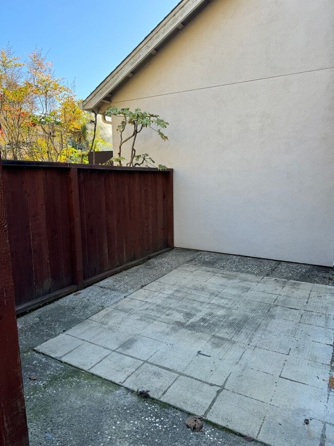 Building Photo - Beautifully Updated 3 Bed/2.5 Bath Townhom...