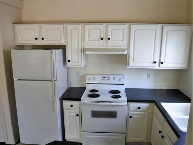 Building Photo - Adorable 2 bed 2 bath Town Home in a quiet...