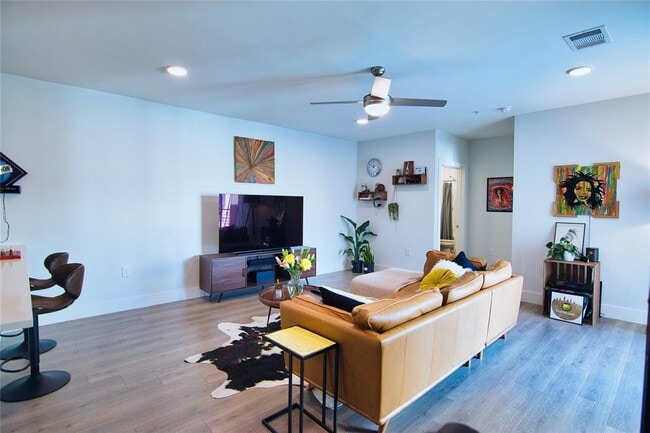 Building Photo - 2213 Poquito St