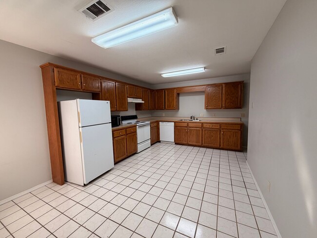 Building Photo - 301 W 16th Ct