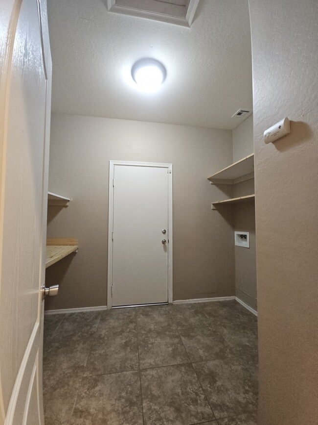 Building Photo - 906 E Pasture Canyon Dr