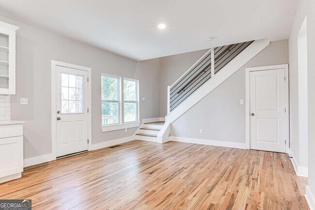 Building Photo - 870 Gaston St SW