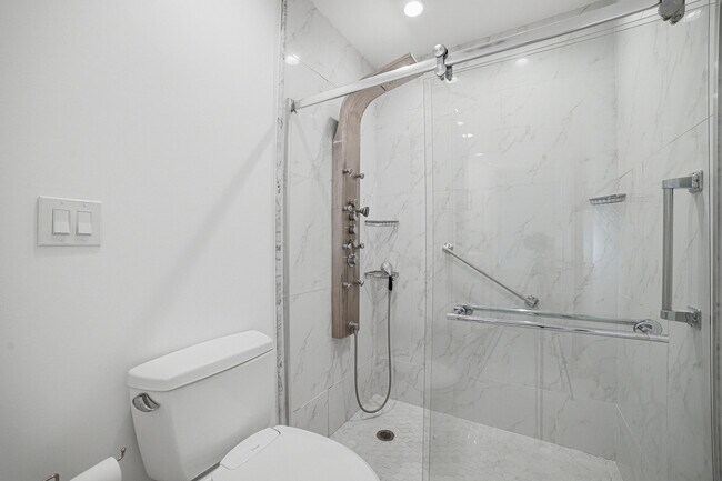 Building Photo - 6070 Sunny Manor Ct