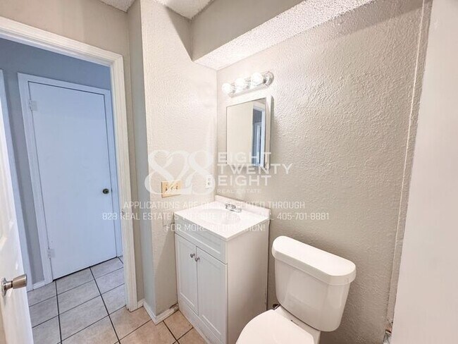 Building Photo - 1/2 OFF 1ST MONTH'S RENT! 2 Bed/1 Bath Tri-plex Home in Noble