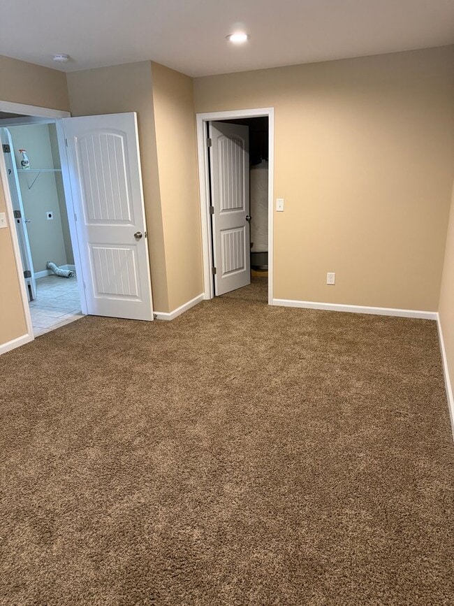 Building Photo - 2 Bedroom / 2 Bath Johnson City, TN 37604