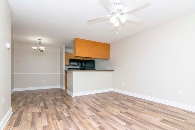 Building Photo - 2nd Floor - Recently Upgraded and Remodeled -1 Bedroom 1 Bath for Lease in Brandon, FL