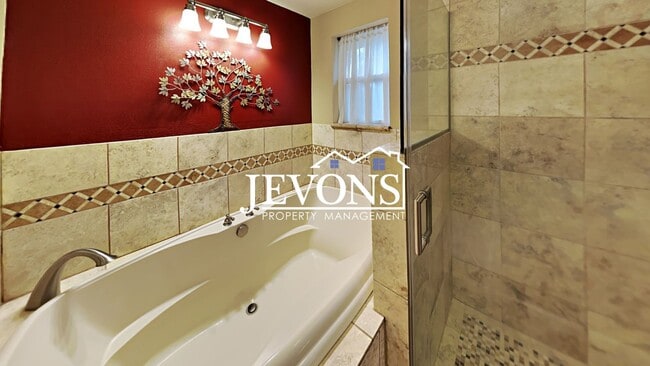 Building Photo - Charming 3-bedroom home with fenced backya...