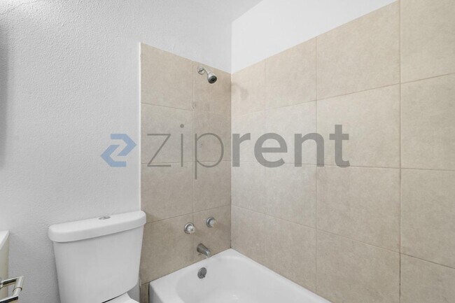 Building Photo - 2749 Fairfield St