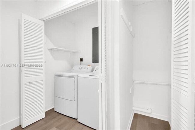 Building Photo - 4701 SW 104th Ct