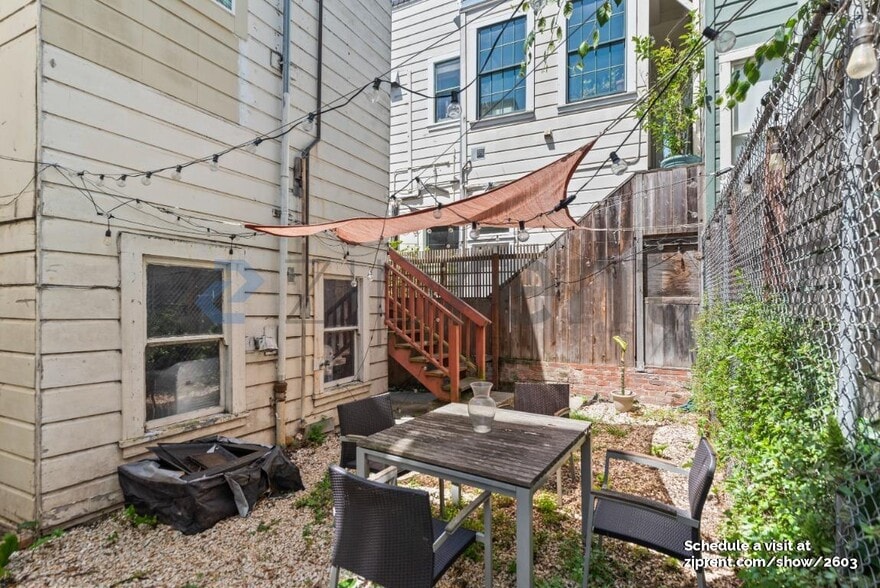 Building Photo - 484 Waller St