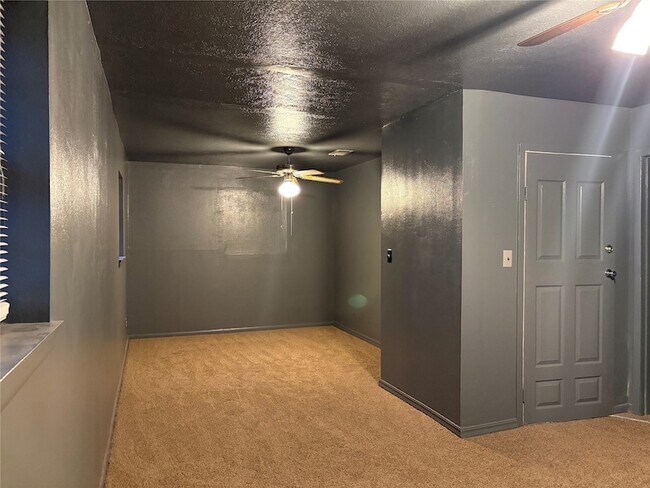 Building Photo - 415 Zinn Dr