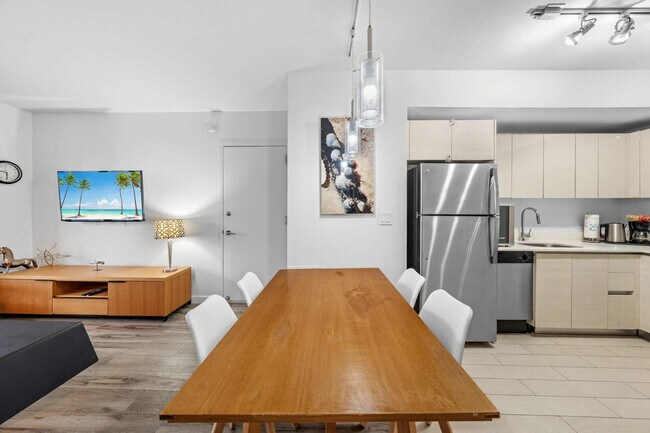 Building Photo - 2602 E Hallandale Beach Blvd