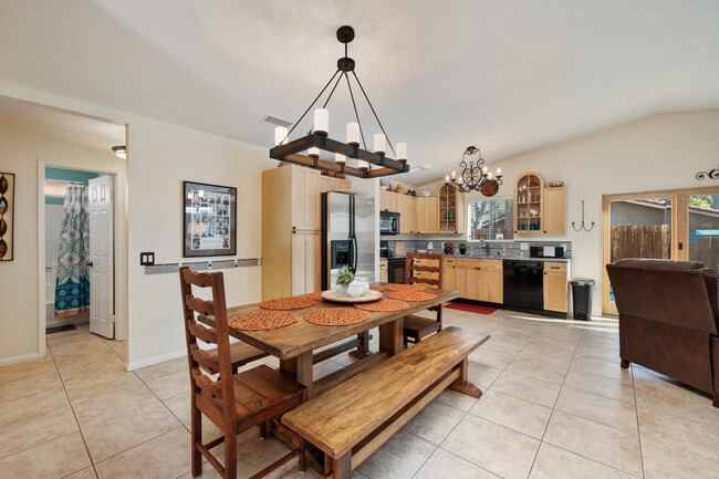 Building Photo - 53390 Avenida Navarro