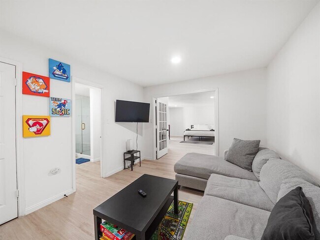 Building Photo - 8007 Beluche Dr
