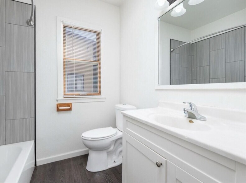 Building Photo - 884 Hyacinth Ave E