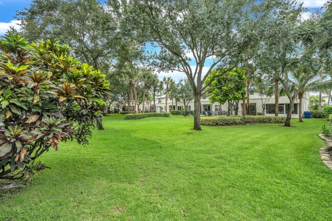 Building Photo - 6086 Seminole Gardens Cir