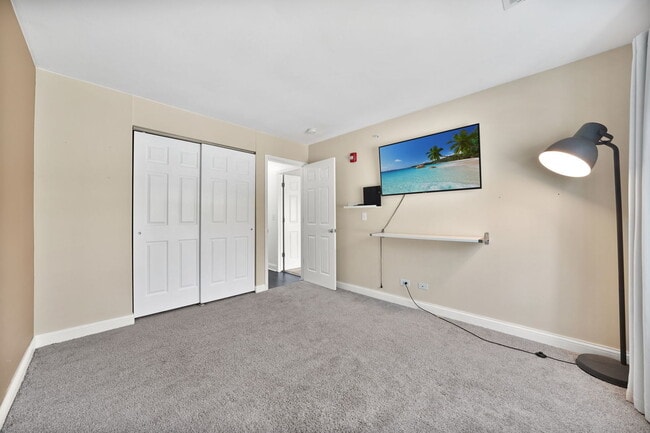 Building Photo - 7050 Newport Dr