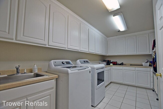 Building Photo - 4 br, 3.5 bath House - 26 Dolores Ct.