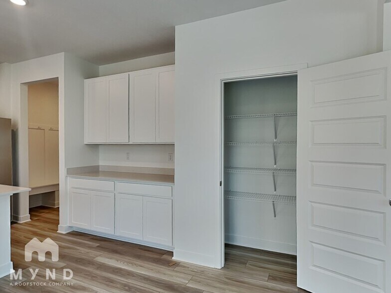 Building Photo - 16935 Sandhurst Pl