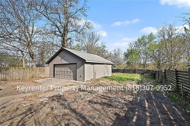 Building Photo - 4 Bedroom 2 bath