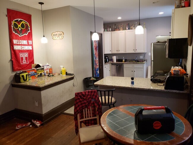 Building Photo - Newly Renovated Temple Student Housing