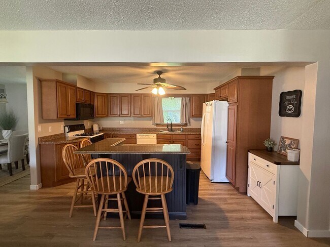 Building Photo - 112 Cottonwood Dr