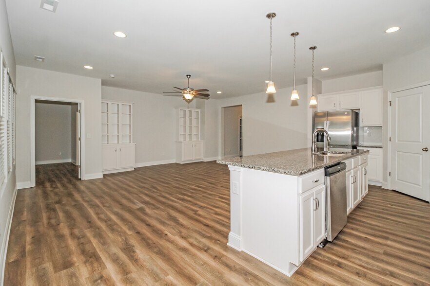 Building Photo - 1600 Carmelina Dr SE