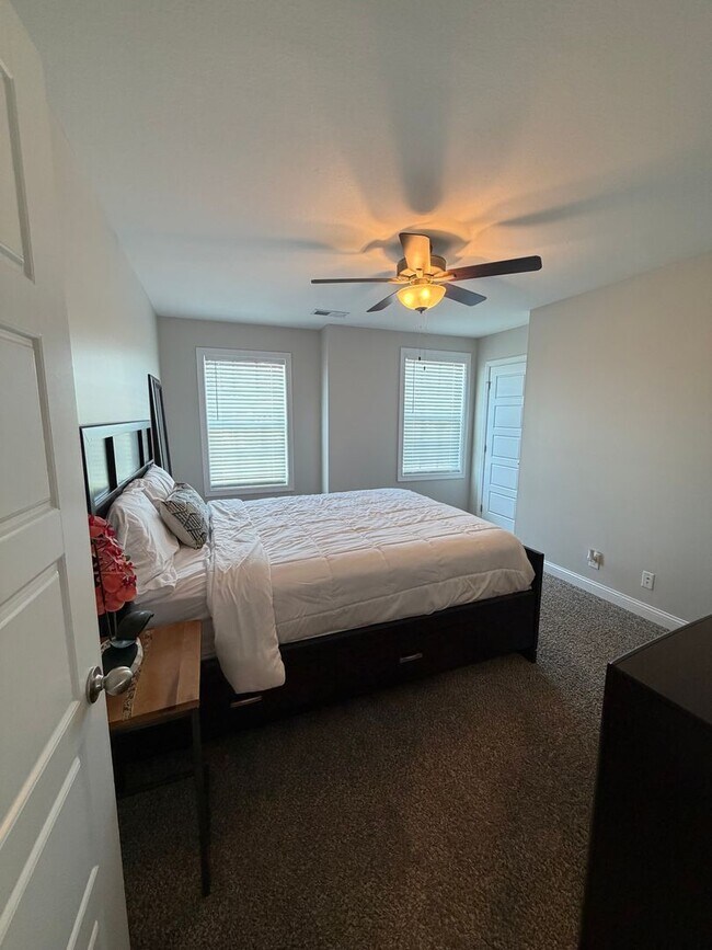 Building Photo - 3 Bedroom 2 1/2 Bath Home For Rent Near Post!