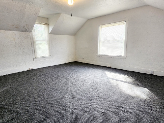 Building Photo - 612 6th St SW