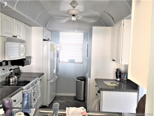 Building Photo - 9900 S Ocean Dr