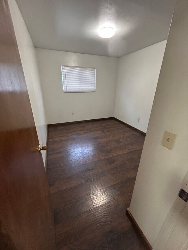 Building Photo - 3 Bedroom/1 bath Home available now.