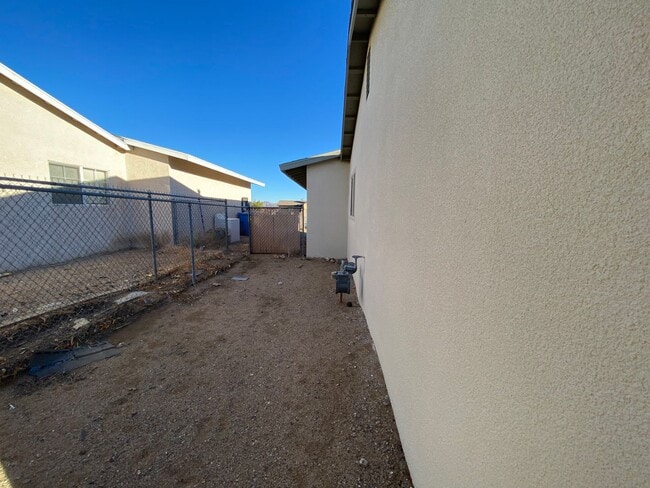 Building Photo - 3 BEDROOM 2 BATH HOUSE LOCATED CLOSE TO SC...