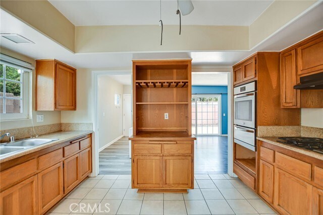 Building Photo - 1015 E Walnut Ave