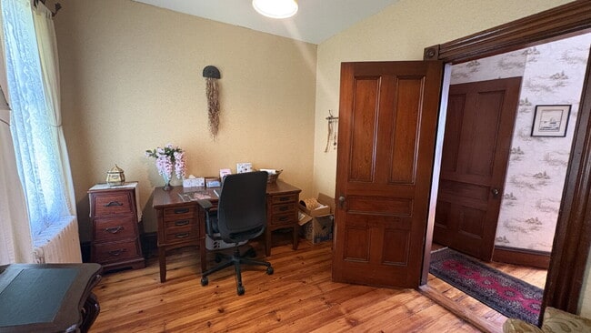 Building Photo - Stunning 4BR Victorian Home with 6 Off-Street Parking Spaces – Flexible Mid- to Long-Term Rental ...