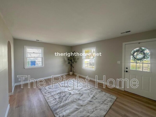 Building Photo - 2810 S Crawford St