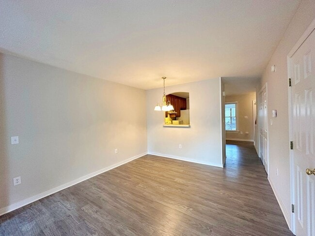 Building Photo - 4 Bedroom Townhouse Near Chesterfield Cour...