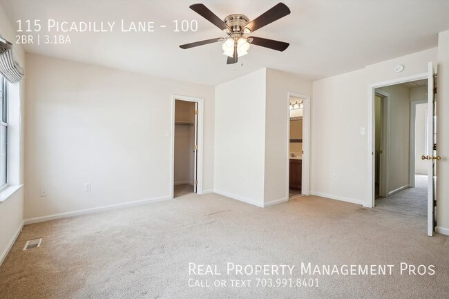 Building Photo - Spacious 3-Story End-Unit Townhome in Prim...