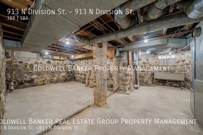 Building Photo - 913 N Division St