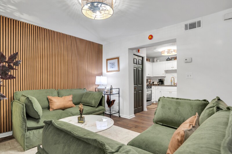 Primary Photo - 121 W Hall St