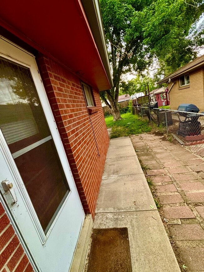 Building Photo - Remodeled Duplex Just Minutes from Old Tow...