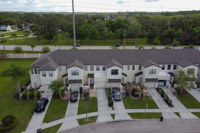 Building Photo - 2210 Seven Oaks Dr