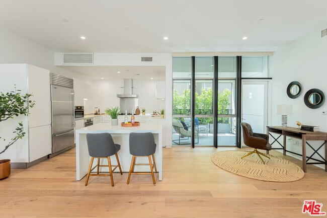 Building Photo - 825 Kings Rd